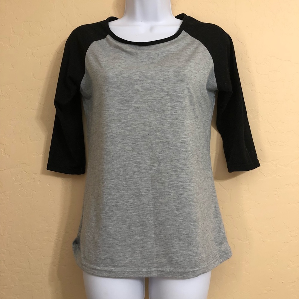 Black & gray raglan shirt.